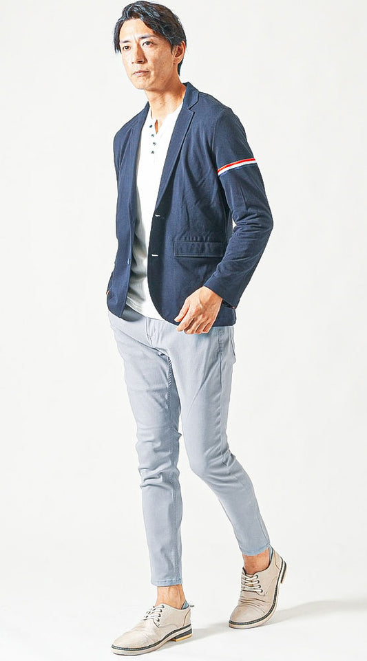 ネイビー長袖テーラードジャケット　白半袖ヘンリーネックTシャツ　グレーテーパードアンクルチノパンツ　グレーシューズ　snp_px0498