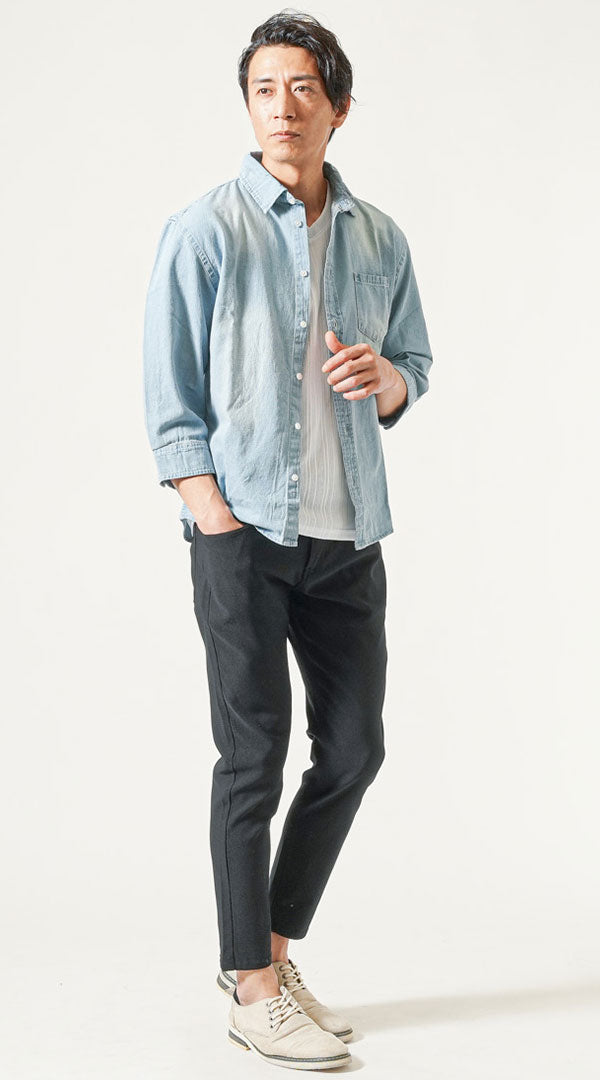ライトデニムシャツと白インナーを合わせたメンズ夏コーデ