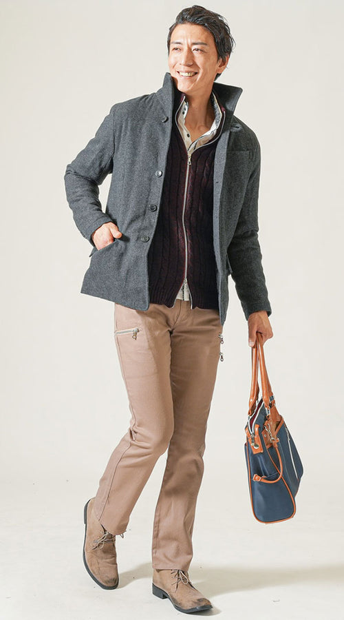 メンズにおすすめのツイードジャケットとベージュのブーツカットパンツの着こなし