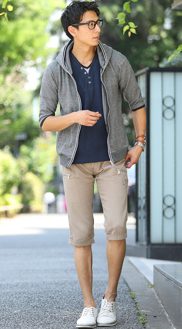 グレージップ五分袖パーカー　ネイビーVネック半袖Ｔシャツ　ベージュクロップドチノパンツ　グレーシューズ　snp_sy0389