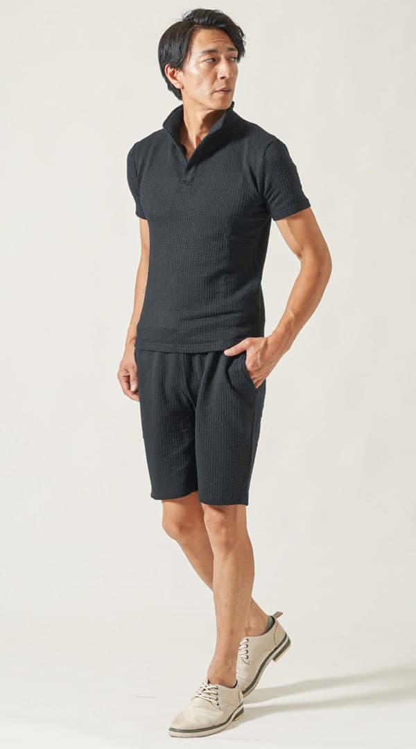 黒半袖襟ワイヤー入りスキッパーポロシャツ　黒ハーフパンツ　グレーシューズ　snp_px0707