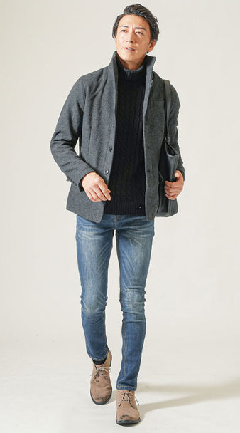 40代男性が冬の飲み会に着用するタートルネックニットとジャケットのスマートカジュアルコーデ