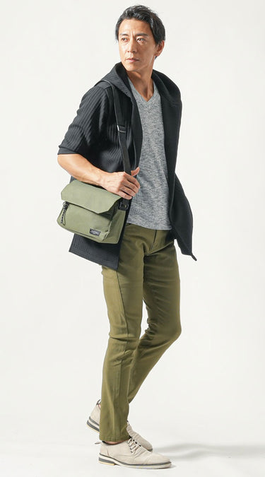 黒の5分袖ロングパーカーにグレーTシャツとカーキチノパンツを合わせたメンズコーディネート