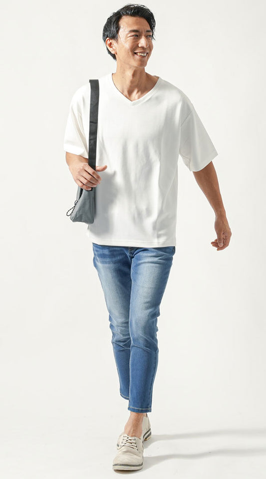 白半袖VネックTシャツ　ブルースキニーアンクルデニムパンツ　グレーシューズ　チャコールグレーバッグ　snp_ox0294