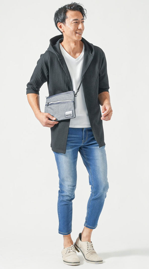 黒の7分袖パーカーと白Tシャツ、アンクル丈デニムを使ったメンズの夏コーディネート