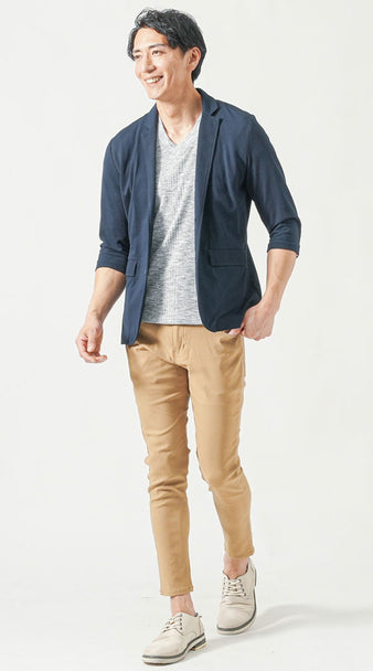 メンズにおすすめのネイビー七分袖薄手ジャケットとグレーTとベージュチノの夏コーデ