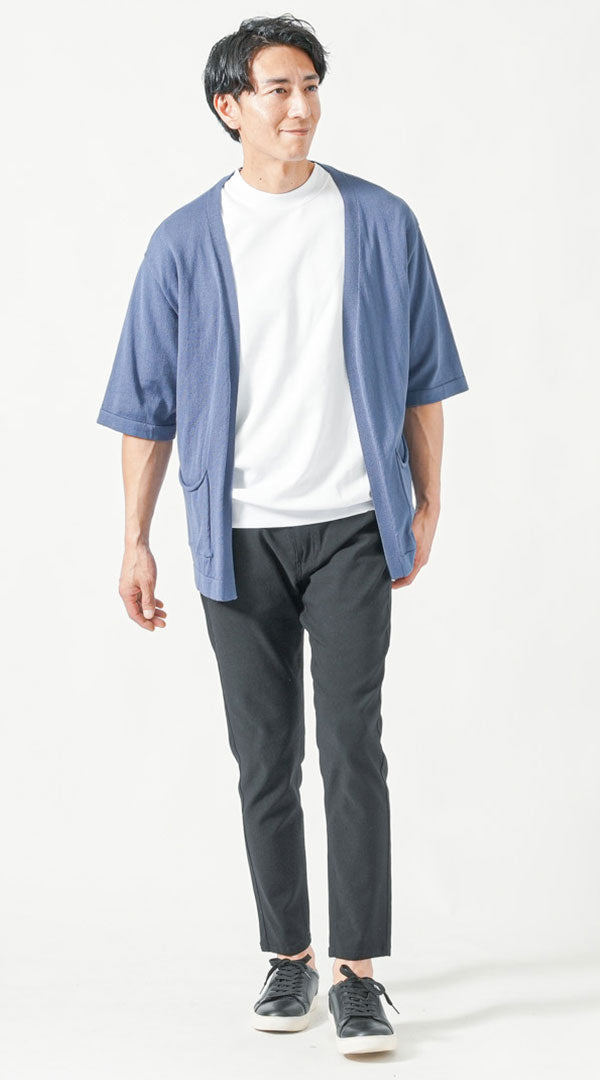 ダークブルー五分袖カーディガン　白半袖クルーネックTシャツ　黒スキニーテーパードアンクルチノパンツ　黒スニーカー　snp_pr0645