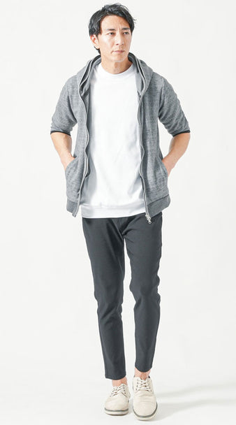 五分袖グレーパーカーと黒パンツのメンズ春夏カジュアルコーデ、白Tシャツとスニーカーで軽快に