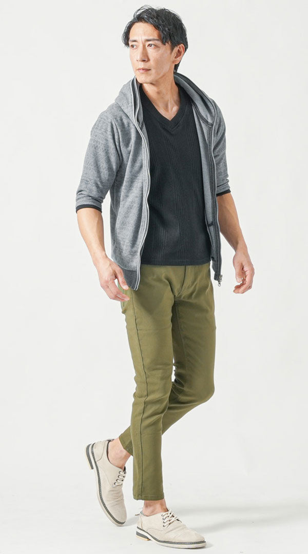 低身長男性に最適な前開きジップパーカーとVネックニットの重ね着コーデ。縦ラインと顔まわりの余白でスタイルアップを実現。