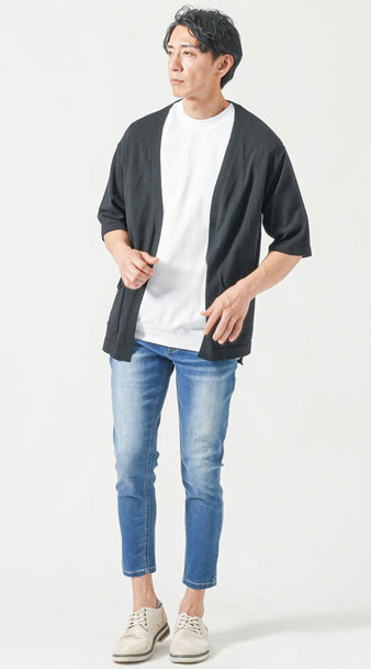 接触冷感素材の黒カーディガンと白Tシャツ、デニムを組み合わせたメンズの夏デート服コーディネート