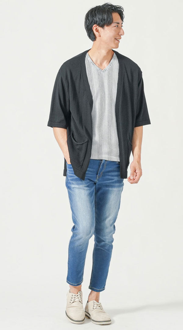 黒五分袖カーディガン　白半袖VネックTシャツ　ブルースキニーアンクルデニムパンツ　グレーシューズ　snp_pt0906