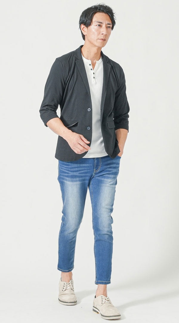 黒七分袖テーラードジャケット　白七分袖ヘンリーネックTシャツ　ブルースキニーアンクルデニムパンツ　グレーシューズ　snp_pu0778