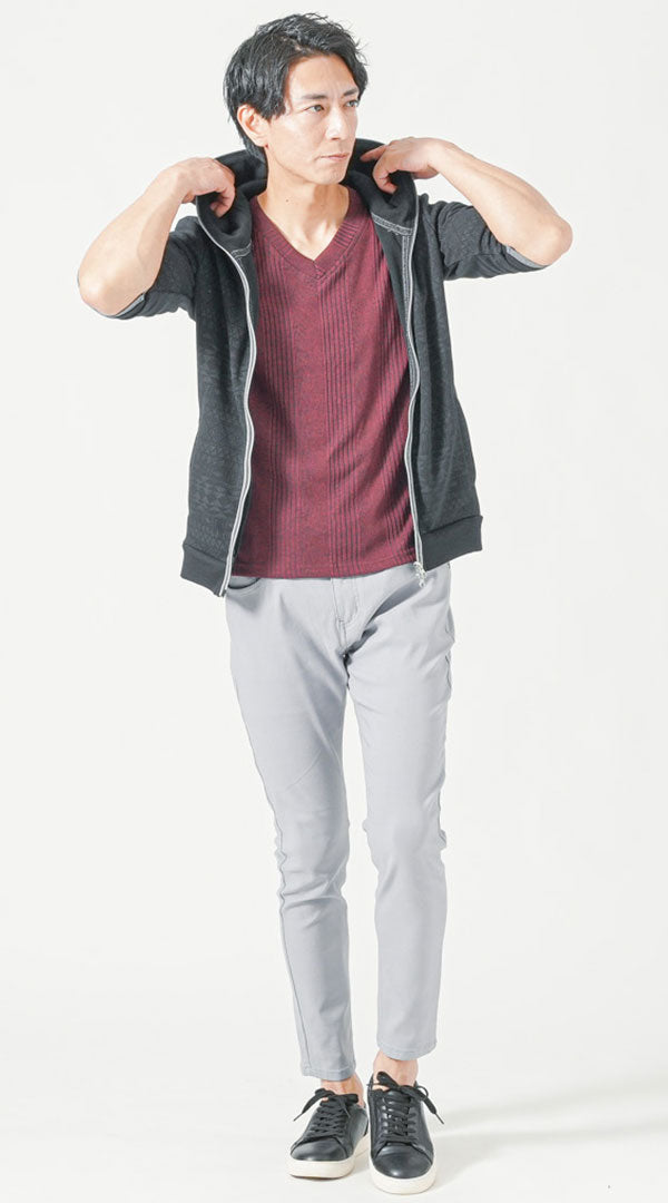 黒五分袖パーカー　ワイン半袖VネックTシャツ　グレースキニーテーパードアンクルチノパンツ　黒スニーカー　snp_pu0095