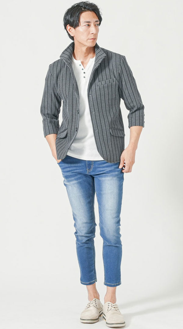 40代メンズがデニムとスニーカーで品よく見せるストライプジャケットコーデ