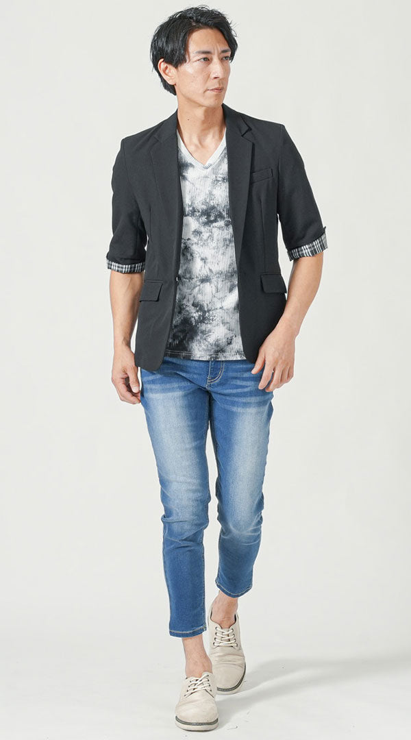 杢柄VネックTシャツとライトグレーパーカーの爽やかコーデ