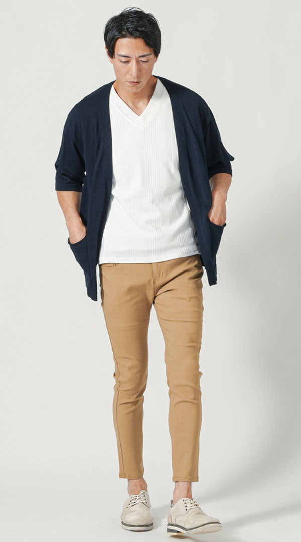 ネイビー五分袖カーディガン　白半袖VネックTシャツ　ベージュスキニーテーパードイージーアンクルチノパンツ　グレーシューズ　snp_pu1569