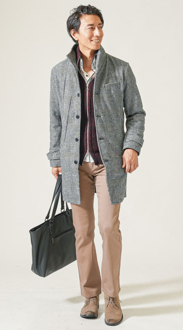 メンズにおすすめのチェック柄立ち襟ロングコート×ベージュパンツの冬コーデ|40代男性向け品のある着こなし例