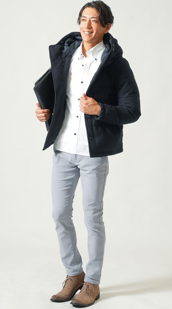 メンズにおすすめの黒中綿アウターと白シャツを合わせた清潔感のある冬服コーデ（40代向け）