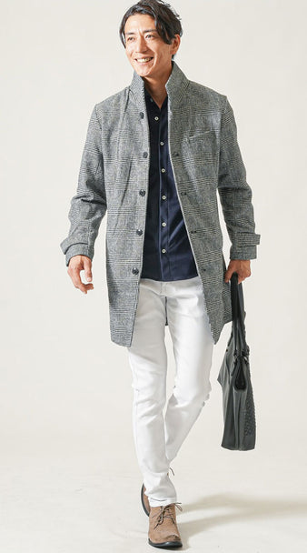 メンズのチェックロングコートと白チノパンを使った清潔感あるコーディネート