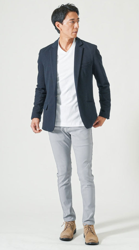 ネイビー長袖テーラードジャケット　白長袖VネックTシャツ　グレーストレッチスキニーチノパンツ　ベージュブーツ　snp_qa0437