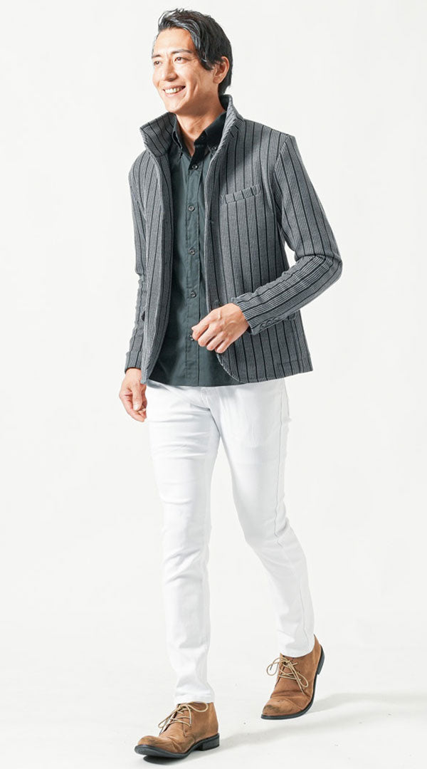 メンズにおすすめのストライプスタンドカラージャケットと白パンツの上品コーデ