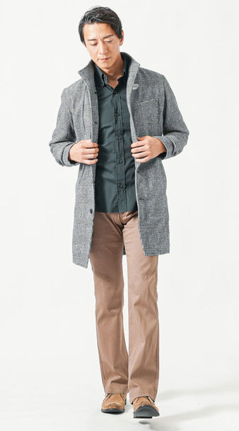 メンズの黒シャツとグレーのロングコートを合わせた冬の知的コーデ