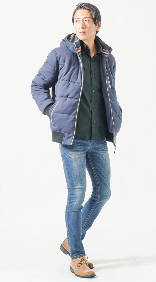 ネイビーダウンジャケット×黒シャツコーディネート