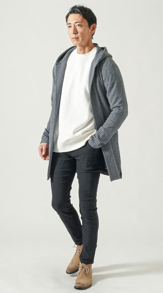 チャコールグレーボタンレスロングフーディガン　白コットンゆったりトレーナー　黒スキニーカラーチノパンツ　ベージュブーツ　snp_qh0677