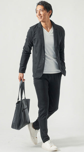 黒セットアップに白VネックTシャツと白スニーカーを合わせたメンズコーデ 清潔感と軽さのある全身黒コーデ