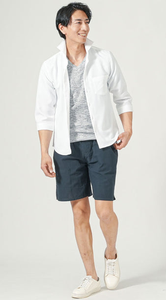 プールデートにおすすめの白シャツとグレーニットTシャツ×ネイビーハーフパンツのメンズ夏コーデ