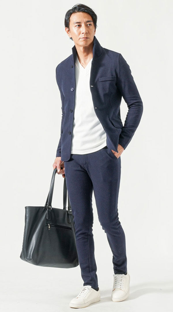 メンズのスタンドカラージャケットとネイビーセットアップのスマートコーデ