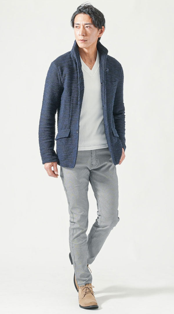 メンズのネイビースタンドカラージャケットと白ニットの爽やかコーデ