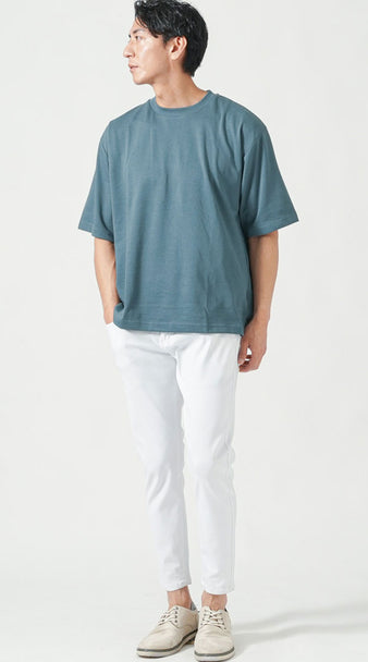 ブルーグリーンの半袖Tシャツと白パンツを合わせた、夏の爽やかさを活かしたシンプルなメンズコーディネート