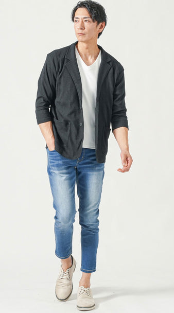 黒の軽量ジャケットと白Tシャツ、デニムを組み合わせた最低気温20度のメンズデートコーデ