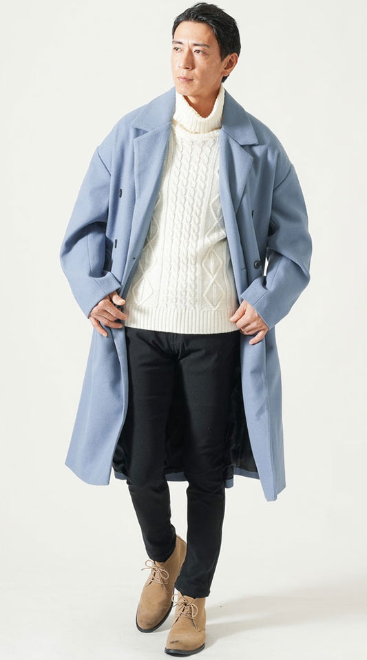 サックスベルト付トレンチロングコート 　白タートルネックニット　黒スキニーカラーチノパンツ　ベージュブーツ　snp_qd0677