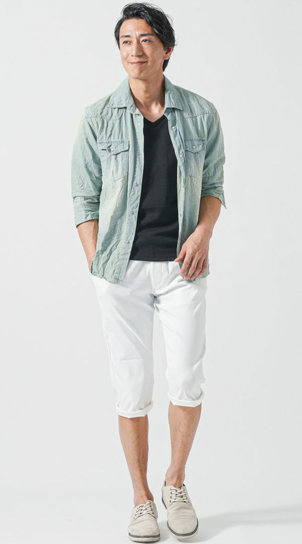 メンズにおすすめのデニムシャツと白クロップドパンツのコーデ