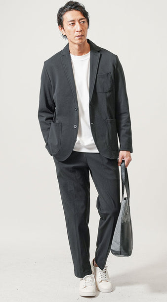 黒セットアップに白Tシャツを合わせたカジュアルコーデ