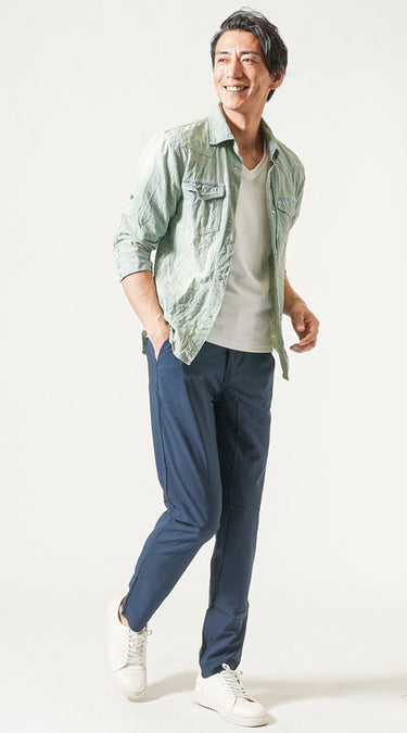 接触冷感ネイビーパンツのメンズコーデ