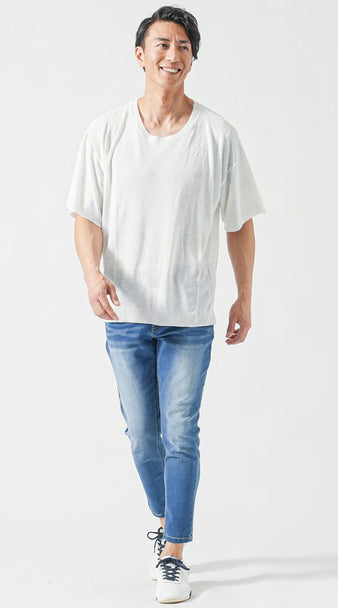 サマーニット素材の白Tシャツにブルーデニムと白スニーカーを合わせた涼しげな夏のメンズコーデ