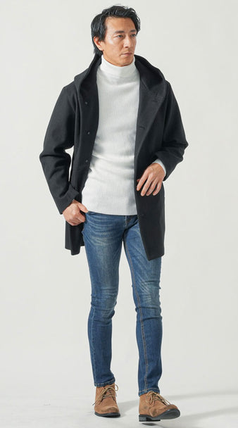 メンズにおすすめの11月下旬の黒コートと白タートルネックニットを使った大人カジュアルコーデ