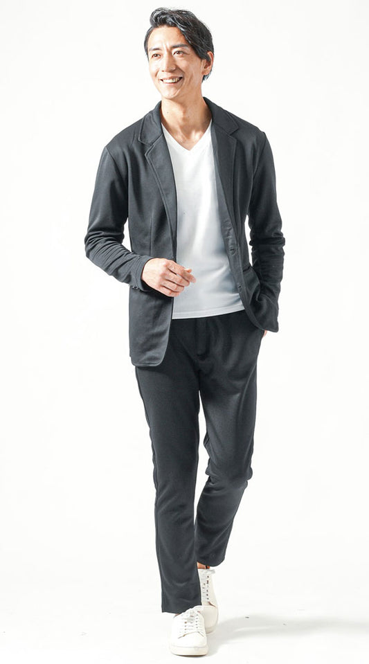 黒セットアップ　黒テーラードジャケット　白半袖VネックTシャツ　黒テーパードパンツ　白スニーカー　snp_ou1642
