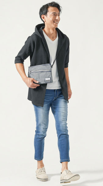 メンズにおすすめの春に映える黒パーカーとナイロンサコッシュのカジュアルコーデ