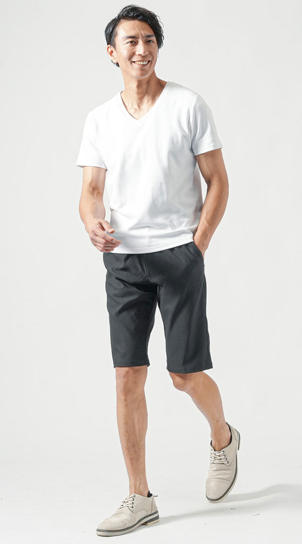 白半袖VネックTシャツ　黒チノハーフパンツ　グレーシューズ　メンズ コーデ 40代 50代 男性 人気 夏 に合う おすすめ 着こなし おしゃれ かっこいい