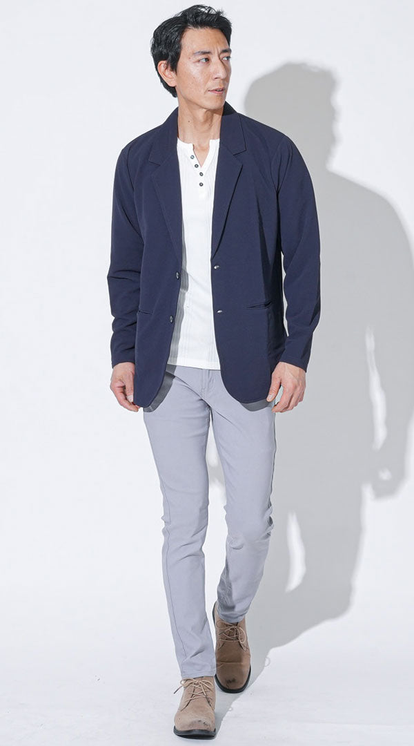 ネイビーストレッチカットテーラードジャケット　白長袖ヘンリーネックＴシャツ 　グレー スキニーカラーチノパンツ　ベージュブーツ　snp_qi0589