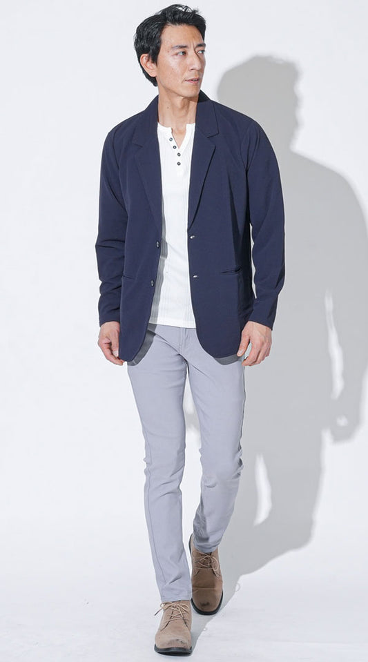 ネイビーストレッチカットテーラードジャケット　白長袖ヘンリーネックＴシャツ 　グレー スキニーカラーチノパンツ　ベージュブーツ　snp_qi0589