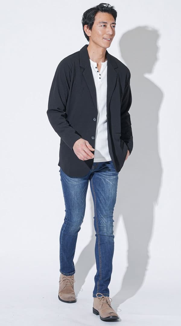 黒ストレッチカットテーラードジャケット　白Vネック長袖Tシャツ 　ネイビーテーパードストレッチデニムパンツ　ベージュブーツ　snp_qi0235