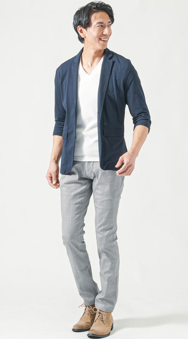 ネイビー七分袖テーラードジャケット　白半袖VネックTシャツ　グレースキニーテーパードチノパンツ　ベージュチャッカブーツ　snp_pq0506