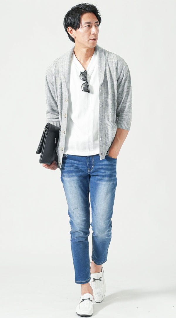 グレーショールカラーサマーニットカーディガン　白半袖VネックTシャツ　ブルースキニーアンクルデニムパンツ　白ドライビングシューズ　黒クラッチバッグ　snp_pu0410