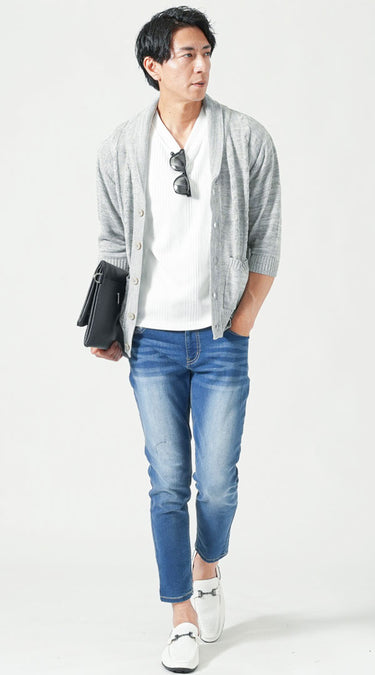 春の旅行コーデにぴったりな30代男性のカーディガンとデニムの爽やかスタイル