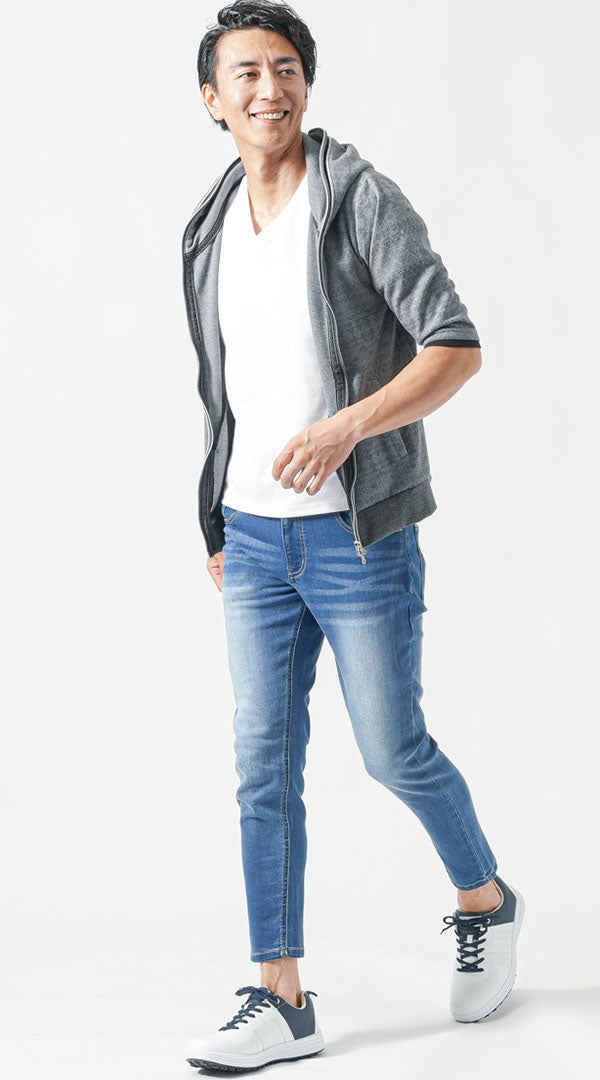 厚手白VネックTシャツ×グレー半袖パーカー×アンクル丈ブルーデニムのカジュアルな透けない白Tシャツメンズコーデ